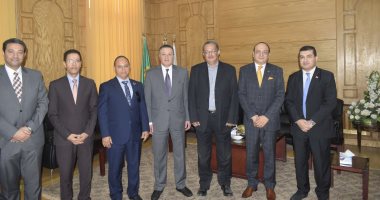 أستاذ هندسة بجامعة كالجارى البرتا بكندا يعرض خبراته على طلاب جامعة بنها