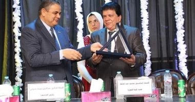 صور.. رئيس جامعة كفر الشيخ يكرم أوائل الخريجين والفائزين فى المسابقات الطلابية