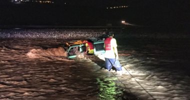 صور.. إنقاذ 7 أشخاص اُحتجزوا داخل سيارتهم بمجرى وادى الأبيض فى سلطنة عمان