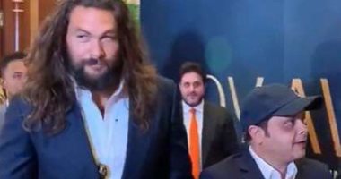 هنيدى بجوار جايسون موموا: يعنى المصور ساب الحفل كله وجاى يصورنى معاه