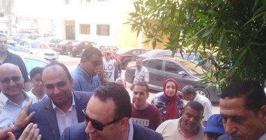 صور.. محافظ الإسكندرية يتفقد منظومة النظافة والصرف الصحى بشوارع حى المنتزة