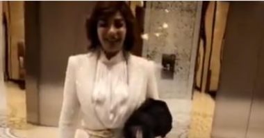 شاهد.. زي أى ست مصرية.. أصالة حافية القدمين بعد حفل صناع الترفيه