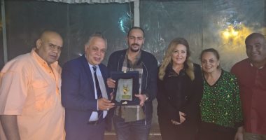 نقيب الممثلين يكرم المطوف السعودى أحمد عصام