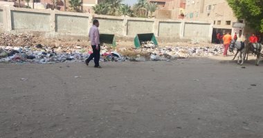 شكوى من تراكم القمامة بجوار سور مجمع المدارس فى مدينة الحوامدية