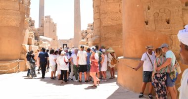صور.. تدفق الأفواج السياحية على معابد ومقابر الأقصر عاصمة السياحة العالمية