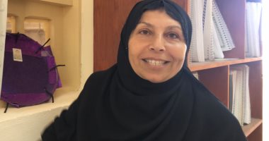 صور.. معلمة بشمال سيناء تبتكر طريقة عملية لتعليم المكفوفين شعر المعلقات السبع