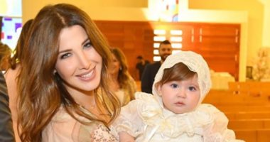 نانسى عجرم "مش بتخاف من الحسد" وتحتفل بظهور أول "سنه" لطفلتها ليا.. صور