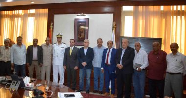 محافظ الأقصر يلتقى بأهالى مدينة طيبة لبحث مشاكلهم