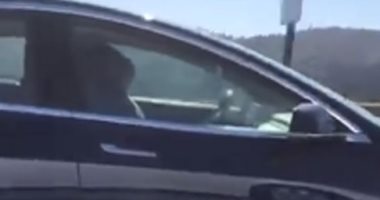 شاهد .. أمريكى يقود سيارته بسرعة 132 كيلو مترًا "وهو فى سابع نومة"