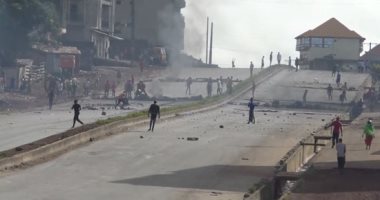 صور.. مقتل اثنين فى مظاهرات عنيفة بغينيا احتجاجا على تغيير الدستور