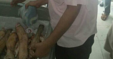 صور.. "تموين أسوان" تضبط 200 كيلو لحوم ودواجن فاسدة