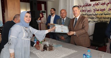 صور.. محافظ بنى سويف يكرم 105 عمال بالصحة لاجتياز دورة إعداد قادة مؤسسات الصحة
