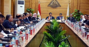 أعضاء مجلس جامعة بنها يتبرعون ببدل حضور الجلسات لصالح المستشفى الجامعى