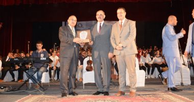 صور.. مؤتمر "مصر تستطيع بطلابها" يكرم محافظ أسيوط ورئيس الجامعة 