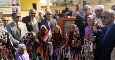 صور.. محافظ مطروح يضع حجر أساس مدرسة ويتفقد عمارات السكن الإداري بسيوة