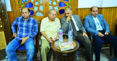 صور.. العامري فاروق وأبو رجيلة أول الحضور فى عزاء والدة علاء عبد الصادق