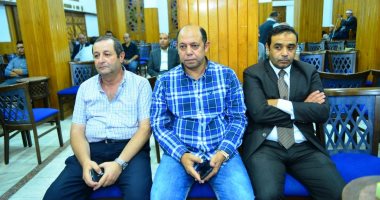 نجوم الرياضة والإعلام في عزاء والدة علاء عبد الصادق