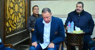 صور.. آلام الظهر تجبر الخطيب على الصلاة جالسًا فى عزاء والدة علاء عبد الصادق