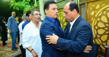 صور.. البدري وشوبير وطولان ولاعبو الأهلي في عزاء والدة علاء عبد الصادق