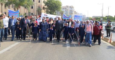 صور.. مسيرة للطلبة المكفوفين بالسويس احتفالا باليوم العالمى للعصا البيضاء