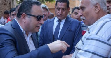 محافظ الإسكندرية يجرى جولة مفاجئة بعزبتين بأبو قير ويوجه بتحسين الخدمات