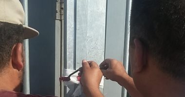 صور.. حملة لغلق وتشميع برج شبكات محمول ومخازن خردة مخالفة بمرسى مطروح