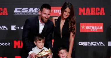 ميسى يتسلم جائزة الحذاء الذهبى كأفضل هداف فى أوروبا بحضور أسرته