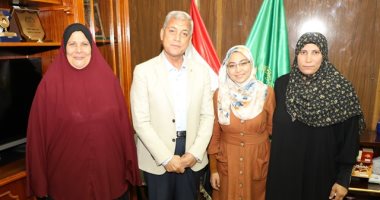 صور.. محافظ المنوفية يكرم أمًا لتحفيظ بناتها الأربعة القرآن كاملا