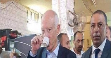الرئيس التونسى الجديد قيس سعيد يواصل هوايته الصباحية على مقهى شعبى وسط حراسه