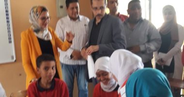 صور.. نائب محافظ الوادى الجديد تتفقد تنفيذ مبادرة 100 مليون صحة لفحص الطلاب بالخارجة