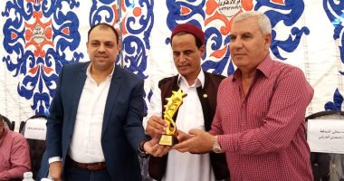 شعبة السياحة والطيران تهدى درع الغرفة التجارية بالإسكندرية لمحافظ مطروح