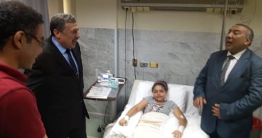 وكيل تعليم الإسكندرية يزور طالبة مصابة بحمى.. ويؤكد: ليست التهاب سحائى