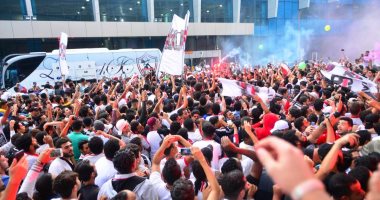 جماهير القلعة البيضاء تشعل مطار القاهرة لاستقبال كوماندوز يد الزمالك.. صور