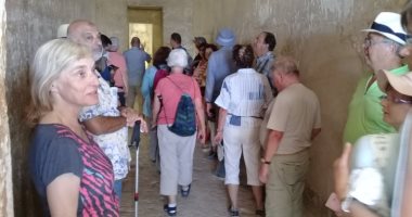 فيديو وصور.. وفد سياحى من 3 جنسيات يزور المناطق الأثرية بالمنيا