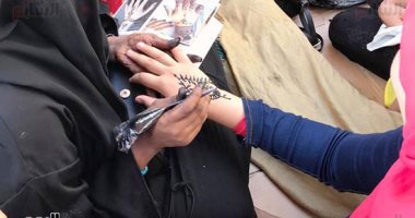 فيديو وصور.. أسوانيات وسودانيات أشهر رسامى حنة بمولد السيد البدوى بـ10 جنيهات