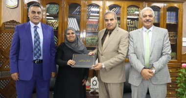 الأزهر يكرم عاملة بمستشفى باب الشعرية رفضت مبلغ مالى كبير لسرقة طفل حديث الولادة