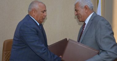 محافظ الوادى الجديد: تسليم عقود 150 ألف فدان من الأراضى الزراعية للمستثمرين 