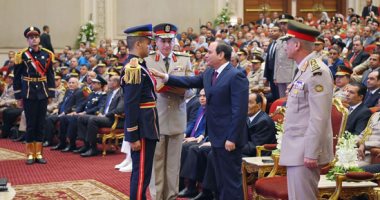 الرئيس يمنح أنواط الواجب العسكرى لأوائل الدفعة الأولى طب القوات المسلحة