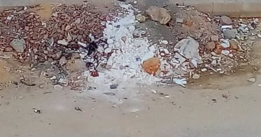 قارئ يشكو من تراكم القمامة بالحى الأول فى مدينة العبور