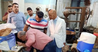 مفتشو الأغذية بالشرقية يعدمون طن حلوى فاسدة قبل طرحها بالأسواق 