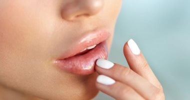 الشتاء يعنى شفايف مشققة.. 5 وصفات طبيعية لترطيبها