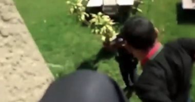 شاهد.. شرطى أمريكى يُلقى مراهق 18 عاما من أعلى سطح منزل