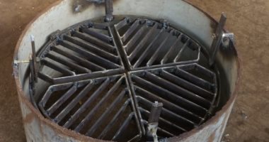 وزير الإسكان يستعرض الغطاء الآمن لبالوعات الصرف الصحى 