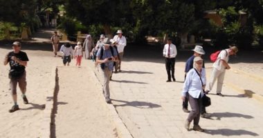 صور.. وفد سياحى متعدد الجنسيات يزور المناطق الأثرية بالمنيا