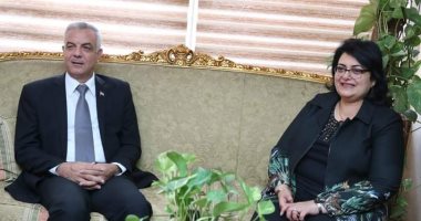 رئيس جامعة المنوفية يسلم نائب رئيس الجامعة للتعليم والطلاب مهام عملها