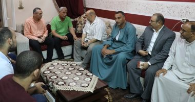 صور.. محافظ المنوفية يقدم واجب العزاء لأسر ضحايا حادث بحر سيف
