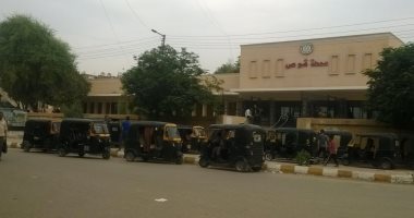 موقف عشوائى للتوك توك أمام محطة قوص بقنا يسبب الحوادث و المشاكل للمواطنين