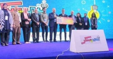 صور.. محافظ الشرقية يهنئ مدرسة منيا القمح لفوزها بمركز أول بمسابقة "فنى مبتكر"