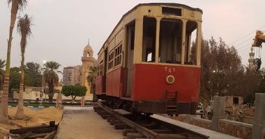 شاهد وصول إحدى أقدم عربات ترام مصر الجديدة لحديقة قصر البارون 