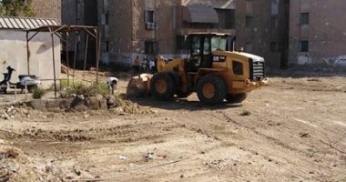 صور.. رفع التراكمات والقمامة من مدينة الصباح بحى فيصل فى السويس